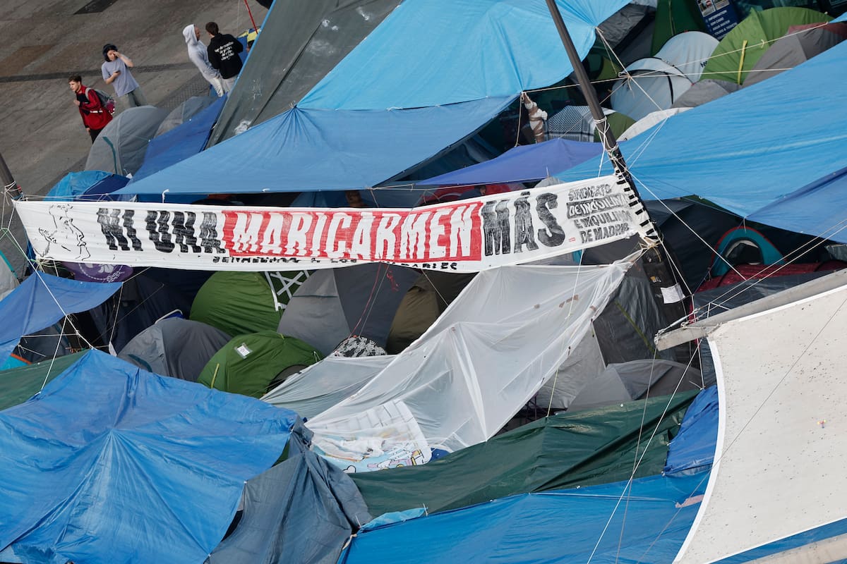 MADRID (ESPAÑA), 29/09/2026.- Vista aérea de las tiendas en las que han amanecido los más de mil acampados este martes en la Plaza del Sol, donde permanecen ya tres noches en protesta por la situación de la vivienda, entre la alegría por el acuerdo para que Maricarmen vuelva a su casa y la expectación por el real decreto que se pretende aprobar hoy en el Consejo de Ministros. EFE/ Sergio Pérez
