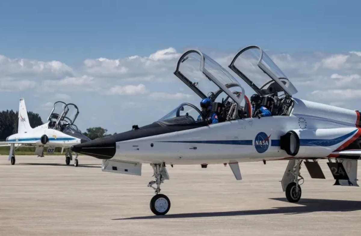 Los miembros de la misión Crew-13 de la NASA llegan en dos aviones T-38 de la agencia a las instalaciones de aterrizaje de transbordadores (Shuttle Landing Facility) de la NASA en Titusville, Florida (EE. UU.), el 26 de septiembre de 2026. EFE