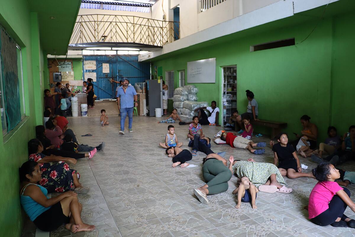 Migrantes descansan en el albergue 'Jesús El Buen Pastor', el 3 de mayo de 2024, en la ciudad de Tapachula (México).
