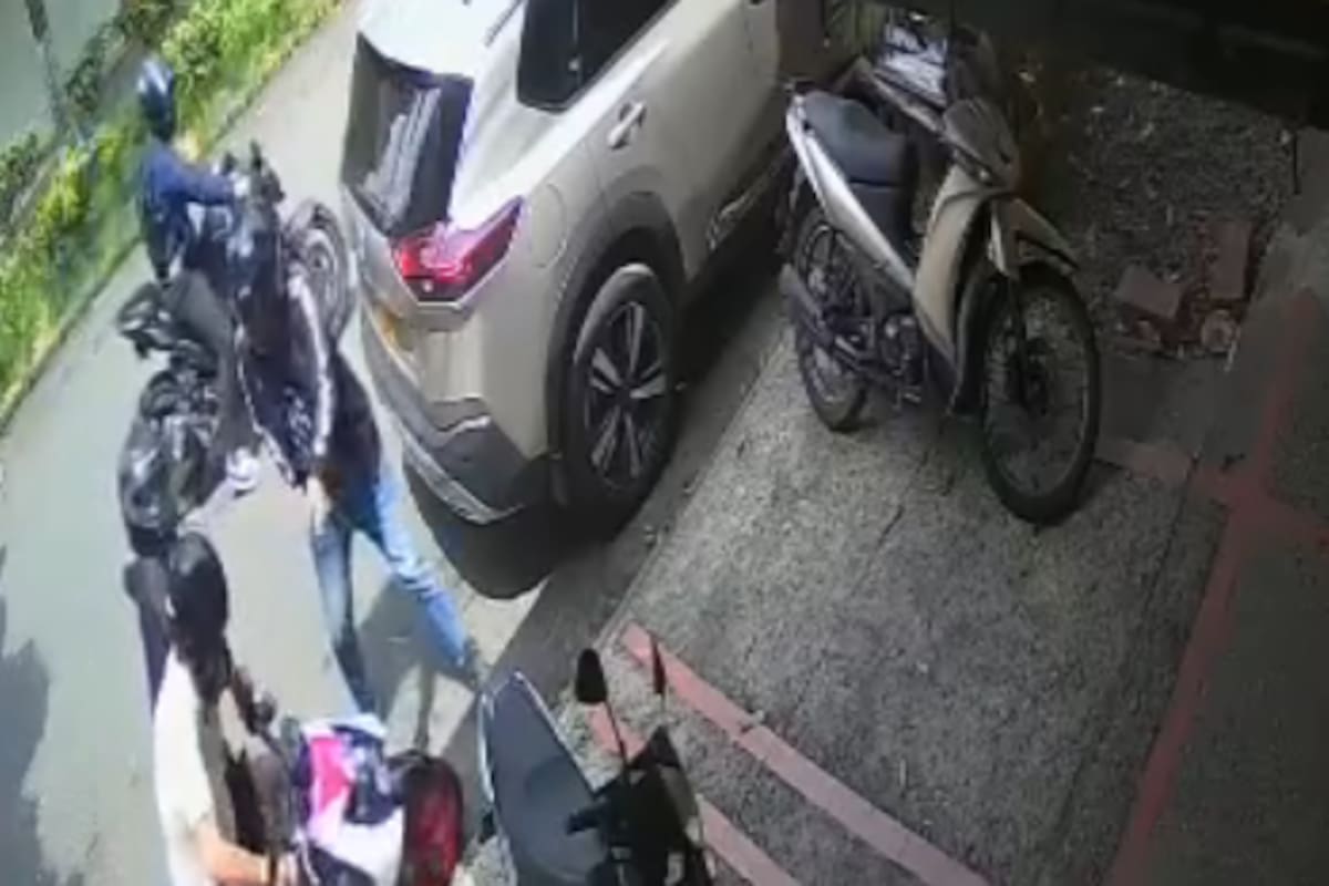 Los motoladrones intimidaron a la víctima con armas de fuego y le arrebataron sus pertenencias.