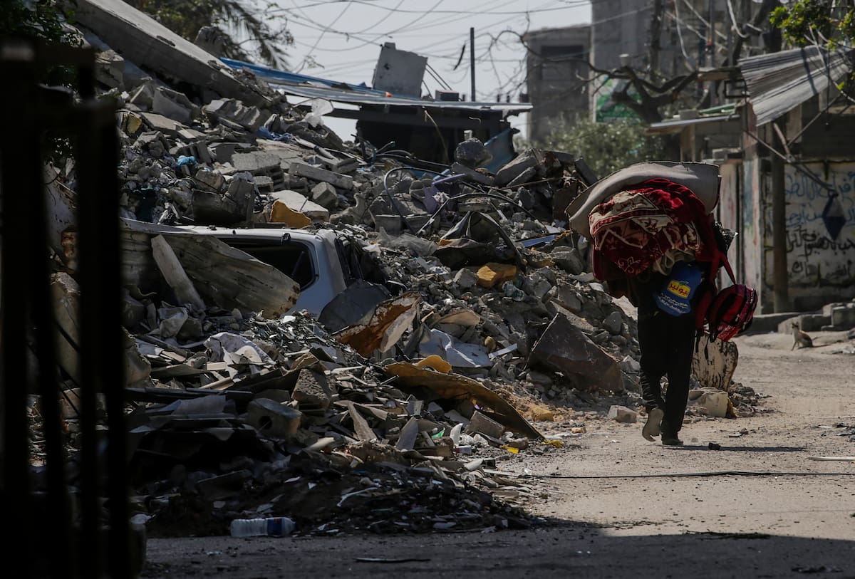 Familias palestinas huyen durante una operación militar israelí en el campo de refugiados de Al Nusairat, en la Franja de Gaza, el 12 de abril de 2024. EFE/EPA/MOHAMMED SABER