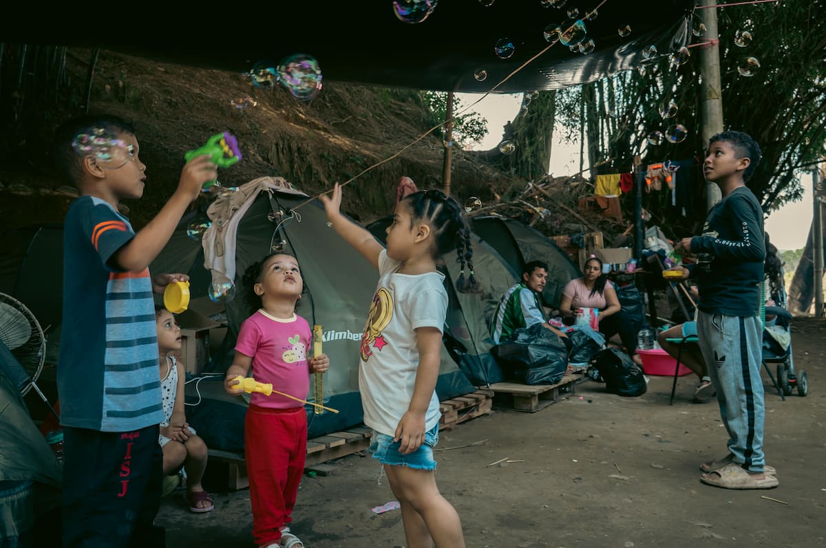 Los niños del 12 de Octubre jugano a pesar de todo. Foto: Byron Pérez/ VANGUARDIA