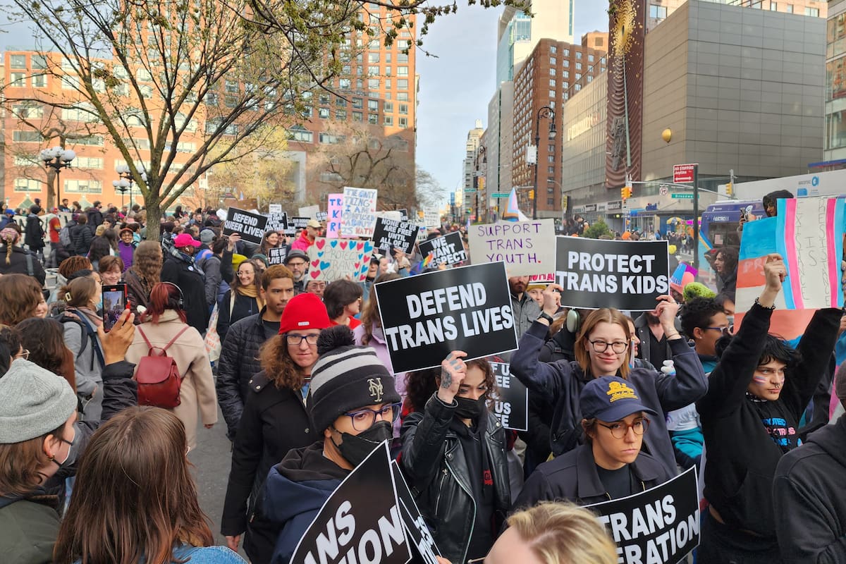 USA8168. NUEVA YORK (NY, EEUU), 23/10/2024.- Fotografía de archivo del 31 de marzo de 2023 donde aparecen unos jóvenes mientras portan pancartas que piden defensa a vidas y niños trans, durante una manifestación en Nueva York (EE.UU.). Las afirmaciones del candidato republicano Donald Trump sobre supuestas escuelas de EE.UU. donde se adoctrina a niños para que se sometan a tratamientos de transición de género se han instalado en la campaña electoral, transformando un asunto residual en factor de agitación. EFE/ Ruth E. Hernández Beltrán ARCHIVO