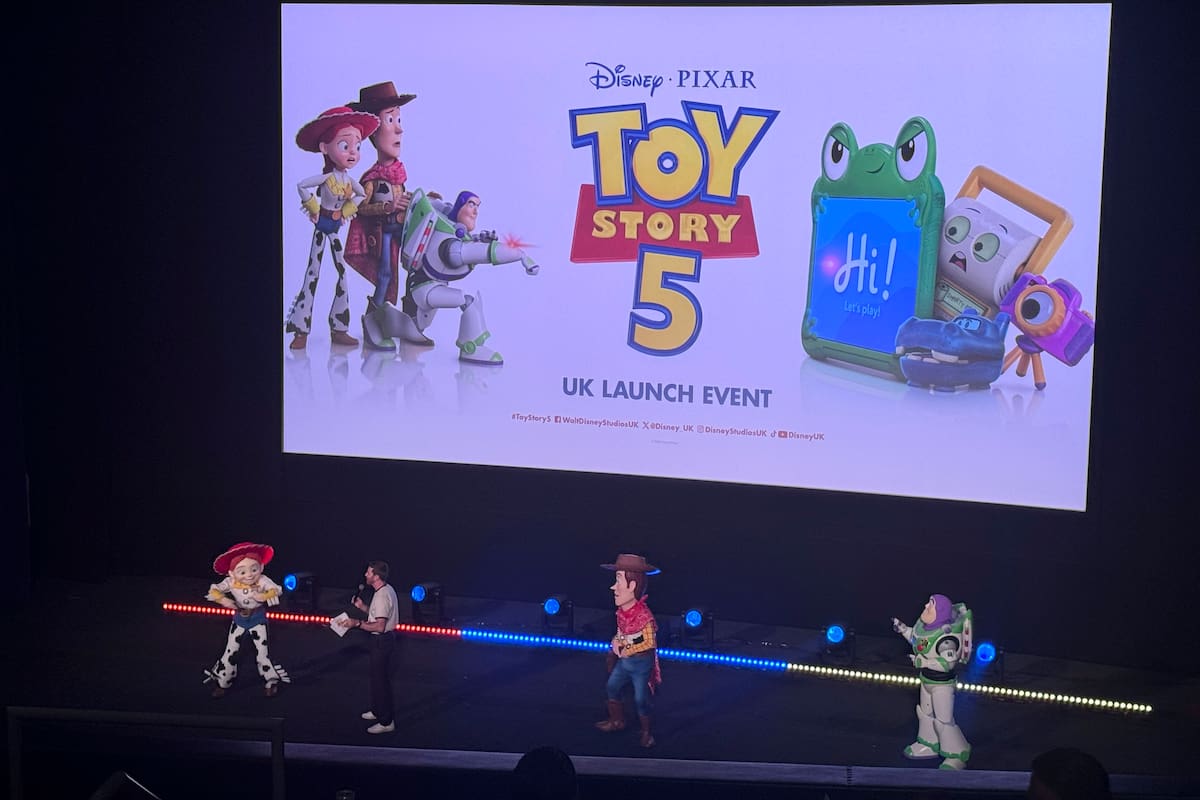 Los juguetes protagonistas de 'Toy Story 5' y los actores que les ponen voz en la versión original revolucionaron este jueves al público londinense durante el acto de presentación de la quinta película de la franquicia animada de Disney Pixar, donde se proyectó un adelanto de 45 minutos del filme, que llegará los cines en junio. EFE/Raúl Bobé