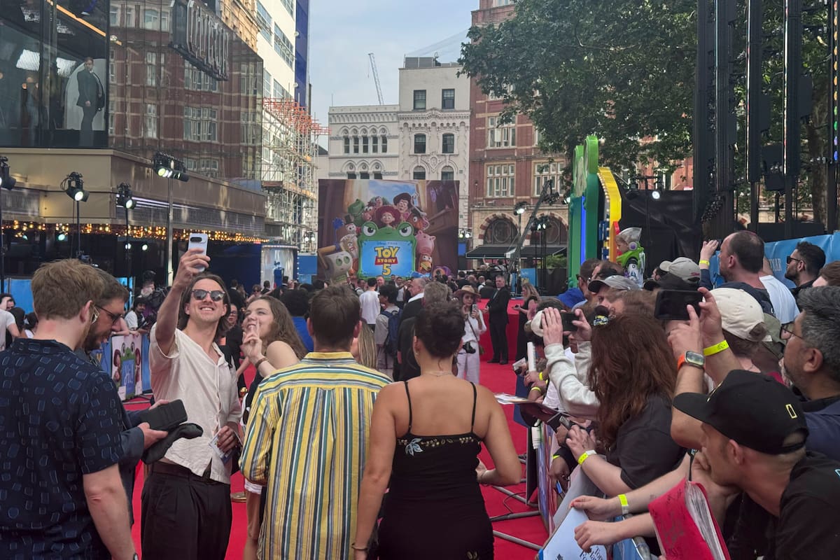 Los juguetes protagonistas de 'Toy Story 5' y los actores que les ponen voz en la versión original revolucionaron este jueves al público londinense durante el acto de presentación de la quinta película de la franquicia animada de Disney Pixar, donde se proyectó un adelanto de 45 minutos del filme, que llegará los cines en junio.