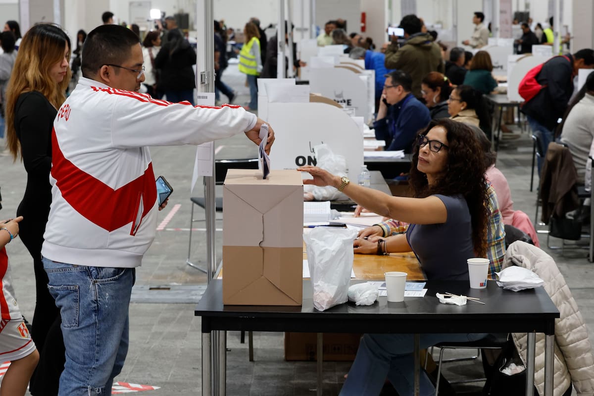 Un elector vota en la ciudad española de Barcelona durante los comicios parlamentarios y presidenciales peruanos de este domingo. //EFE - Toni Albir.