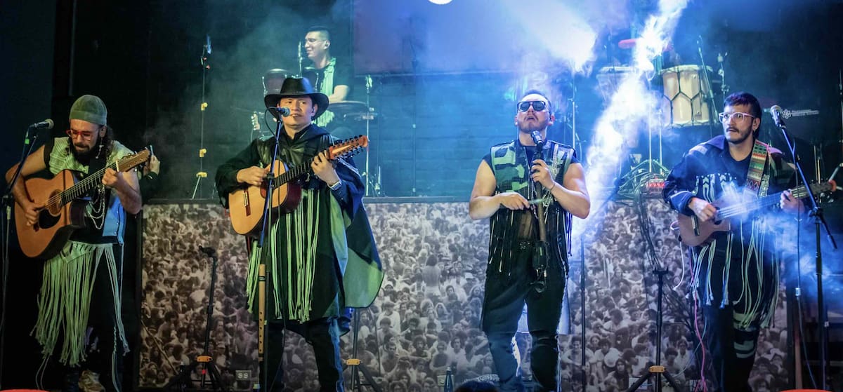 Con esta versión de “La Bamba”, Los Rolling Ruanas no solo entregan una canción para bailar. También insisten en una idea que ha marcado su carrera: la música tradicional colombiana no necesita quedarse quieta para ser auténtica. Puede moverse, contaminarse, viajar y volver convertida en otra cosa, sin dejar de sonar a territorio. Foto suministrada/VANGUARDIA