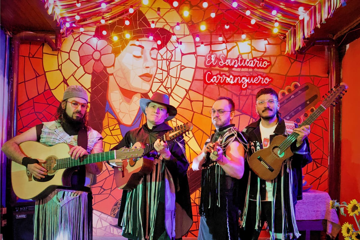 Con esta versión de “La Bamba”, Los Rolling Ruanas no solo entregan una canción para bailar. También insisten en una idea que ha marcado su carrera: la música tradicional colombiana no necesita quedarse quieta para ser auténtica. Puede moverse, contaminarse, viajar y volver convertida en otra cosa, sin dejar de sonar a territorio. Foto suministrada/VANGUARDIA