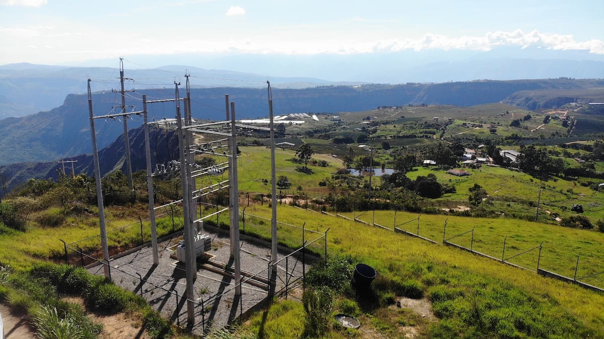 A lado de la subestación de energía se construiría una solución con paneles solares para suministrar energía a las bombas que impulsan el agua desde el río Chicamocha y así reducir los costos en la tarifa.