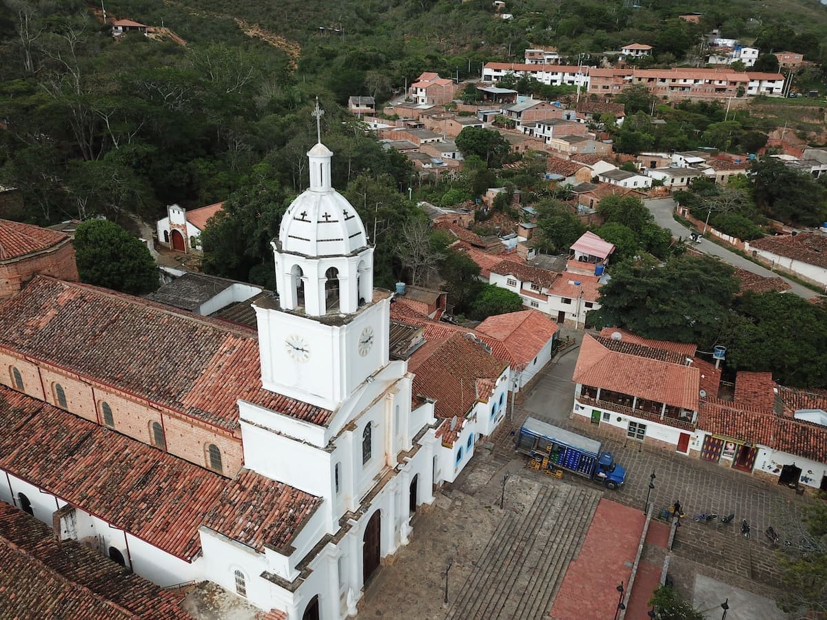 Del 27 de octubre al 2 de noviembre, este municipio de Santander tendrá desfiles, muestras artesanales, platos típicos y presentaciones musicales para exaltar sus tradiciones y atraer visitantes.
