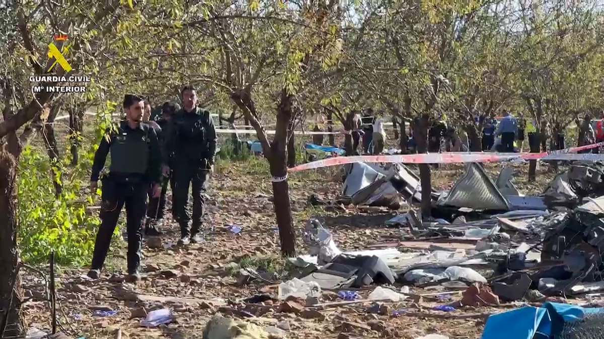 Captura de vídeo facilitado por la Guardia Civil del lugar del siniestro mientras los servicios de emergencia continúan este jueves con los trabajos de rescate de los dos trenes accidentados de Urda (Toledo). EFE/ Guardia Civil SOLO USO EDITORIAL/SOLO DISPONIBLE PARA ILUSTRAR LA NOTICIA QUE ACOMPAÑA (CRÉDITO OBLIGATORIO)
