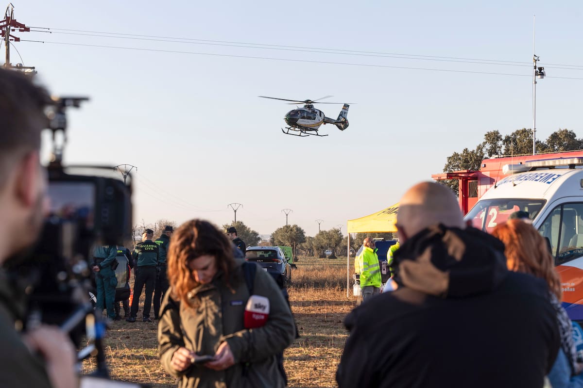 Miembros de las fuerzas de seguridad y los servicios de emergencia continúan a primera hora de la mañana de este jueves los trabajos de rescate de los dos trenes accidentados de Urda (Toledo), mientras se mantiene el balance de 68 fallecidos.EFE/ Ángeles Visdómine