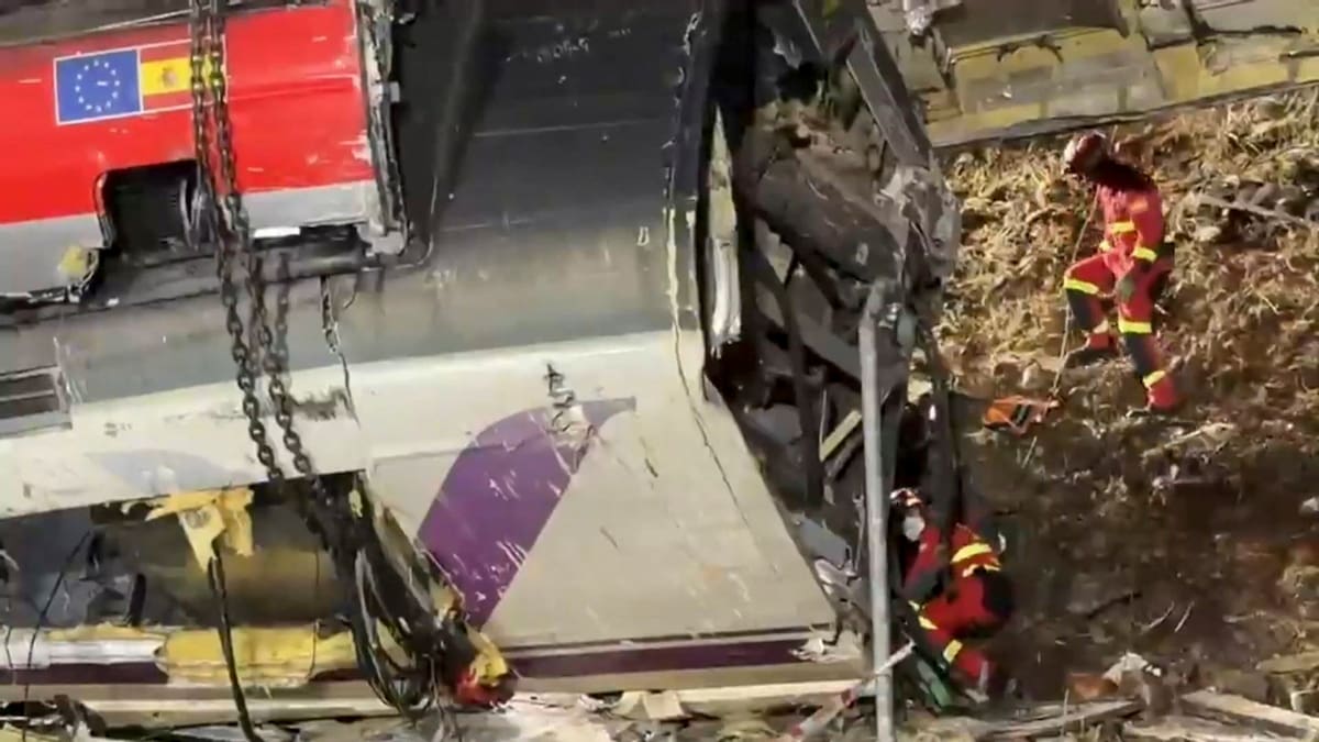 Captura de video facilitada por la UME de las labores de corte y levantamiento de uno de los vagones durante la pasada noche, tras el choque de dos trenes accidentados de Urda (Toledo). EFE/ UME SOLO USO EDITORIAL/SOLO DISPONIBLE PARA ILUSTRAR LA NOTICIA QUE ACOMPAÑA (CRÉDITO OBLIGATORIO)