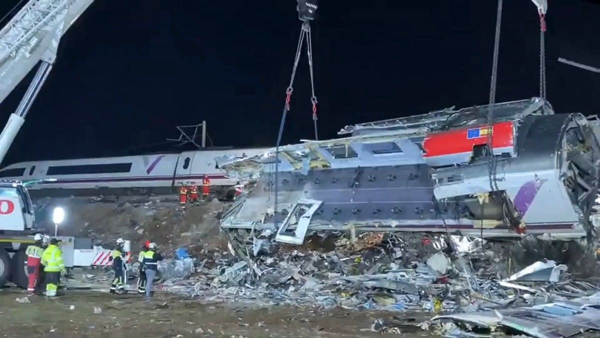 Captura de video facilitada por la UME de las labores de rescate de personas atrapadas por el choque de dos trenes accidentados de Urda (Toledo). EFE/ UME SOLO USO EDITORIAL/SOLO DISPONIBLE PARA ILUSTRAR LA NOTICIA QUE ACOMPAÑA (CRÉDITO OBLIGATORIO)