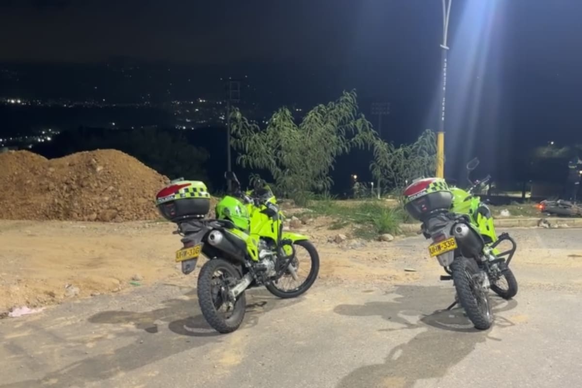 Los sospechosos abandonaron la motocicleta en el barrio Villa de Los Caballeros y escaparon por una zona boscosa.
Fotografía: Suministrada Noticias El Abejorro Bucaramanga.