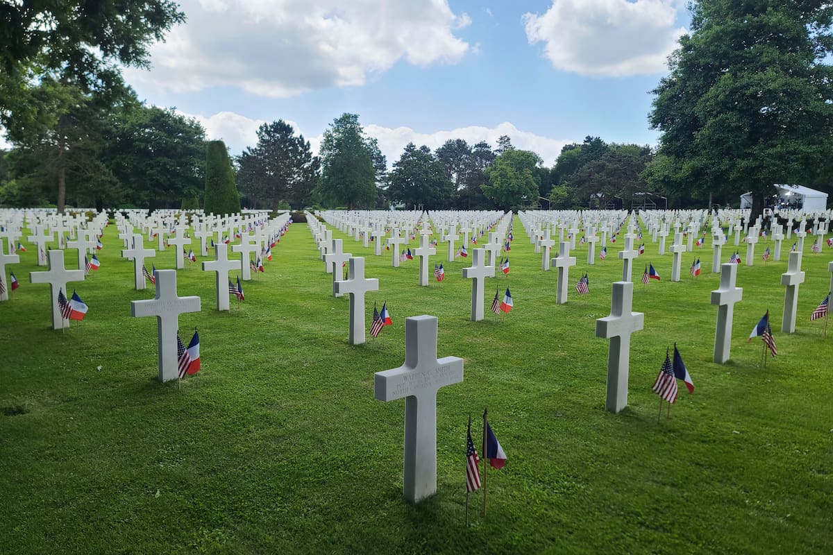 PARÍS, 05/06/2024.- Los últimos veteranos vivos de la campaña de Normandía en la Segunda Guerra Mundial se congregan estos días para su un nuevo peregrinaje por las playas, ciudades y campos donde combatieron hace 80 años, y que seguramente será el último para la gran mayoría de ellos. Algo más de doscientos veteranos de todos los países, sobre todo estadounidenses, esperan las autoridades francesas para este las conmemoraciones del 80 aniversario del Desembarco de Normandía, que se cumple este jueves. EFE/ Edgar Sapiña Manchado