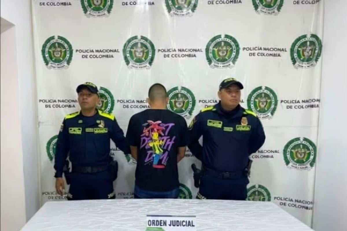 Los uniformados consultaron los antecedentes del ciudadano y confirmaron que tenía una orden de captura vigente.Los uniformados consultaron los antecedentes del ciudadano y confirmaron que tenía una orden de captura vigente.