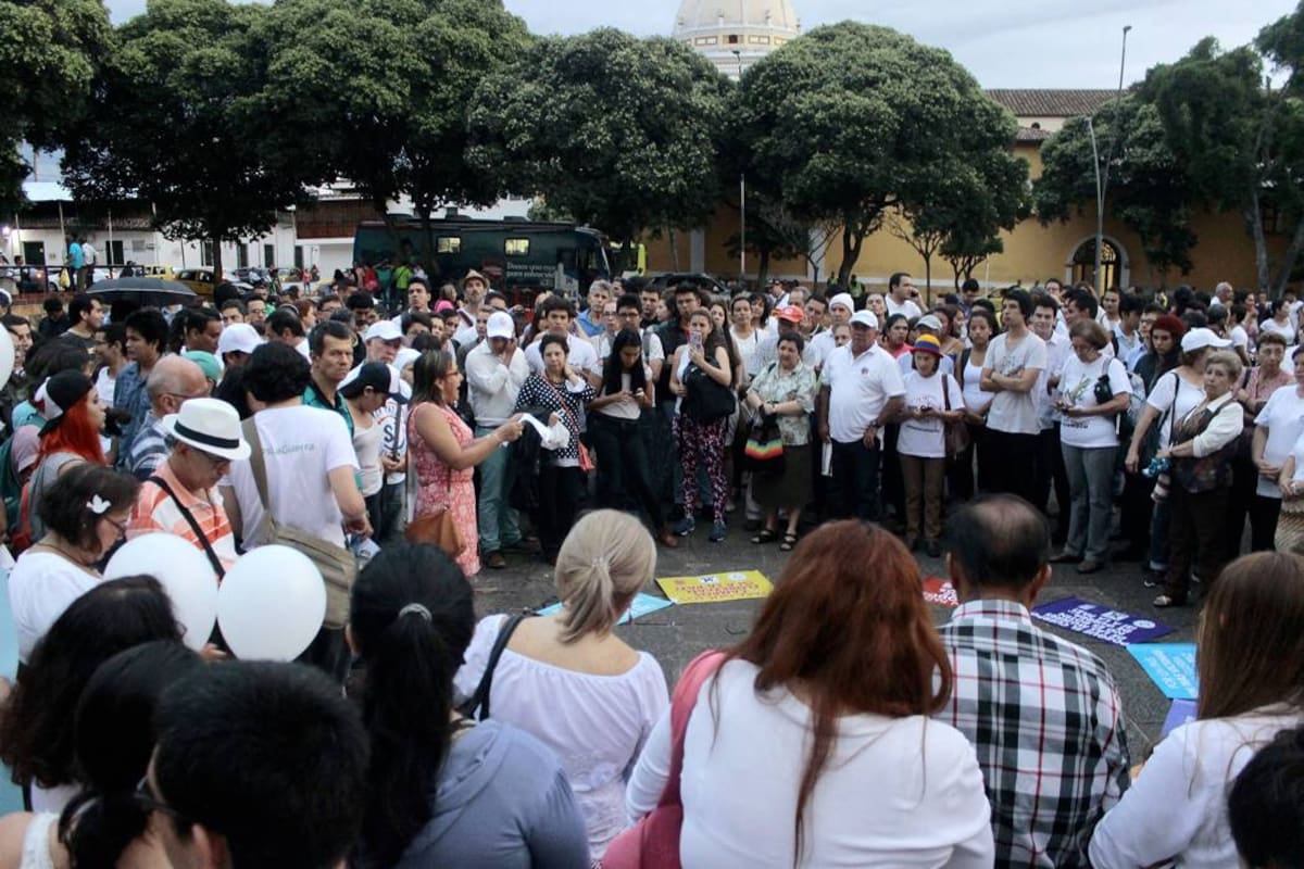 Con breves alocuciones de ciudadanos y víctimas de la guerra en Colombia, los bumangueses exigieron respeto por los acuerdos pactados entre el Gobierno y las Farc. (Foto: Foto: Fabián Hernández / VANGUARDIA LIBERAL)