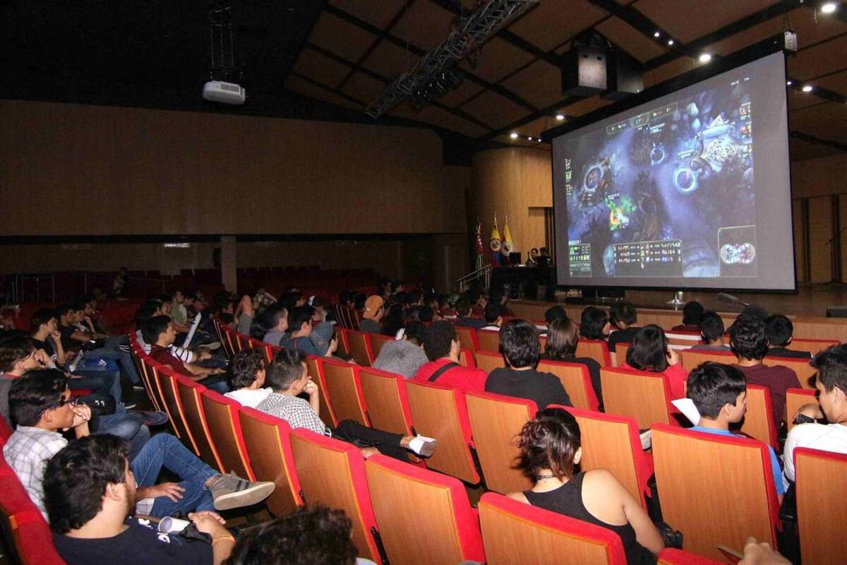 Los alumnos de varios colegios de Bucaramanga, en grupos de a tres, compitieron ayer por los cupos hacia la gran final de la Copa ‘LoL’. Las competencias digitales, que continúan hoy, tienen lugar en el auditorio mayor de la Unab. (Foto: Foto: Élver Rodríguez / VANGUARDIA LIBERAL)