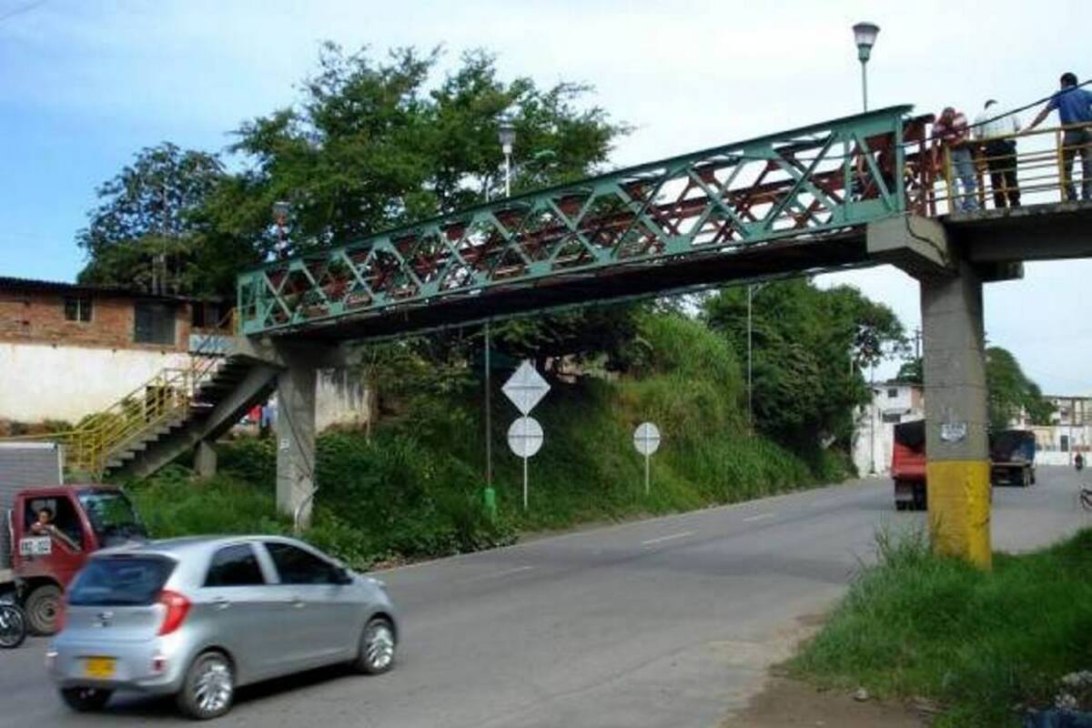 Las estructuras actualmente representan un peligro para los conductores, porque tienen sus columnas sobre la carretera. (Foto: Archivo/VANGUARDIA LIBERAL )
