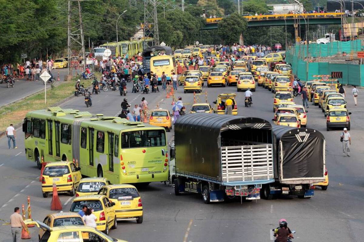 ¡El bloqueo fue total! El caos en la movilidad en el Autopista a Floridablanca se extendió durante todo el día de ayer. Barricadas, carros atravesados y las confrontaciones entre los conductores y las autoridades fueron las constantes. (Foto: Foto: Javier Gutiérrez / VANGUARDIA LIBERAL)