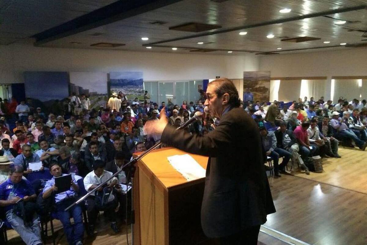 El economista Aurelio Suárez en su intervención en el Congreso de Dignidad Agropecuaria, que convocó aproximadamente 700 delegados campesinos de todo el país. (Foto: Tomado de twitter/VANGUARDIA LIBERAL)