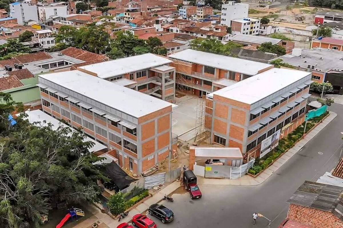 El megacolegio que se construye en el barrio Santa Cruz será uno de los primeros que se entregarán en Girón por parte de la Alcaldía. (Foto: Suministrada / VANGUARDIA LIBERAL)