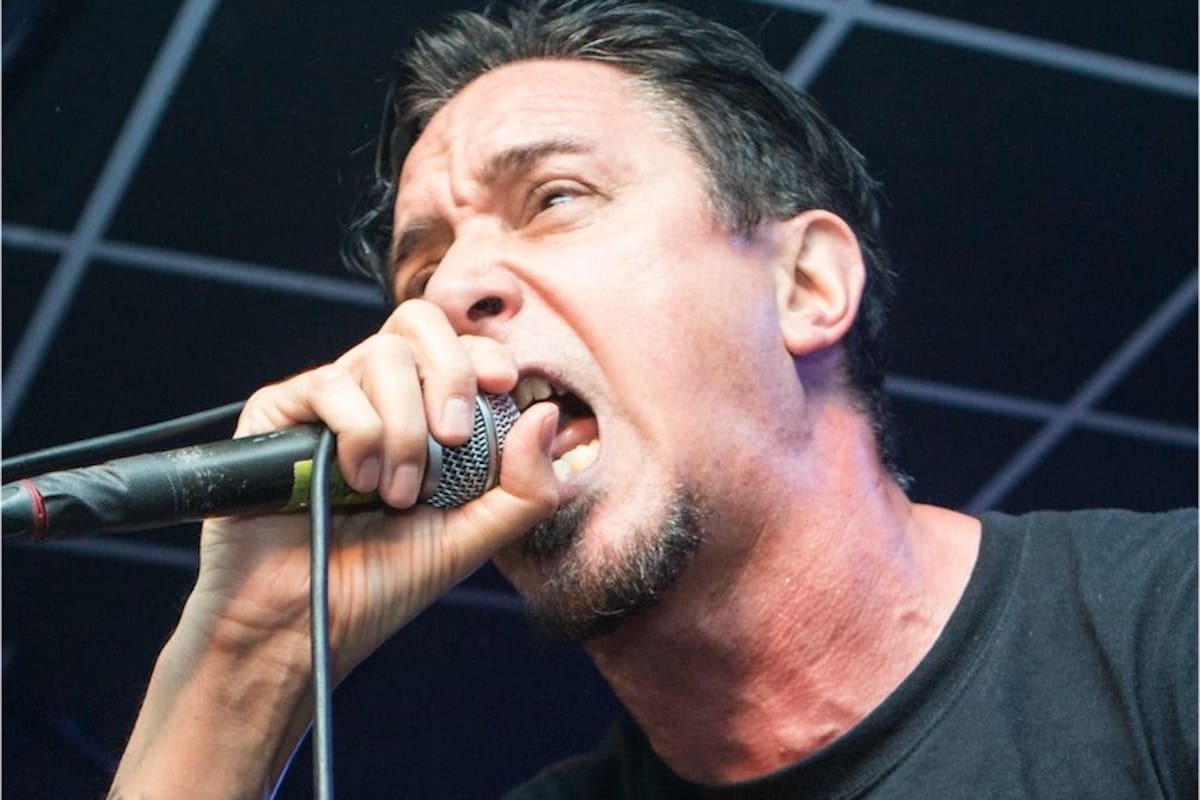 Muere Lou Koller, legendario vocalista y fundador de Sick of It All, a los 59 años.