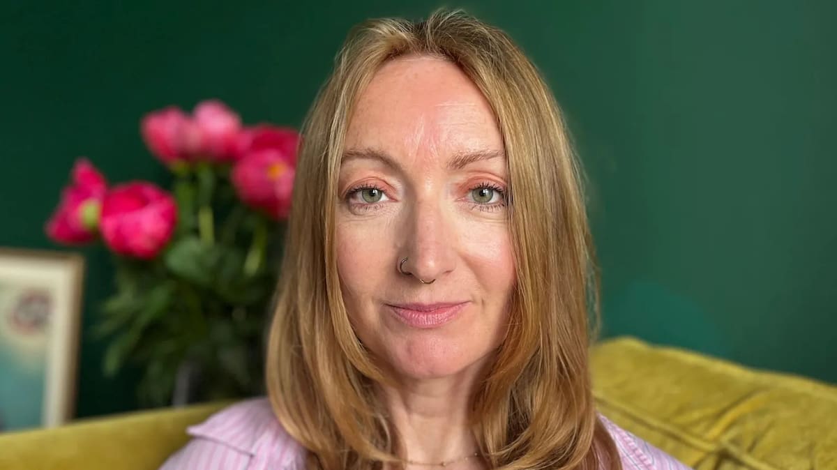 Lowri Denman relató el proceso por el cual, años después de un viaje a India, descubrió que tenía 38 parásitos en su cerebro.