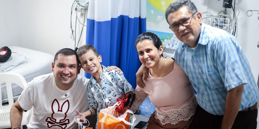 Lucas sigue estudiando desde el hospital mientras espera un trasplante de corazón