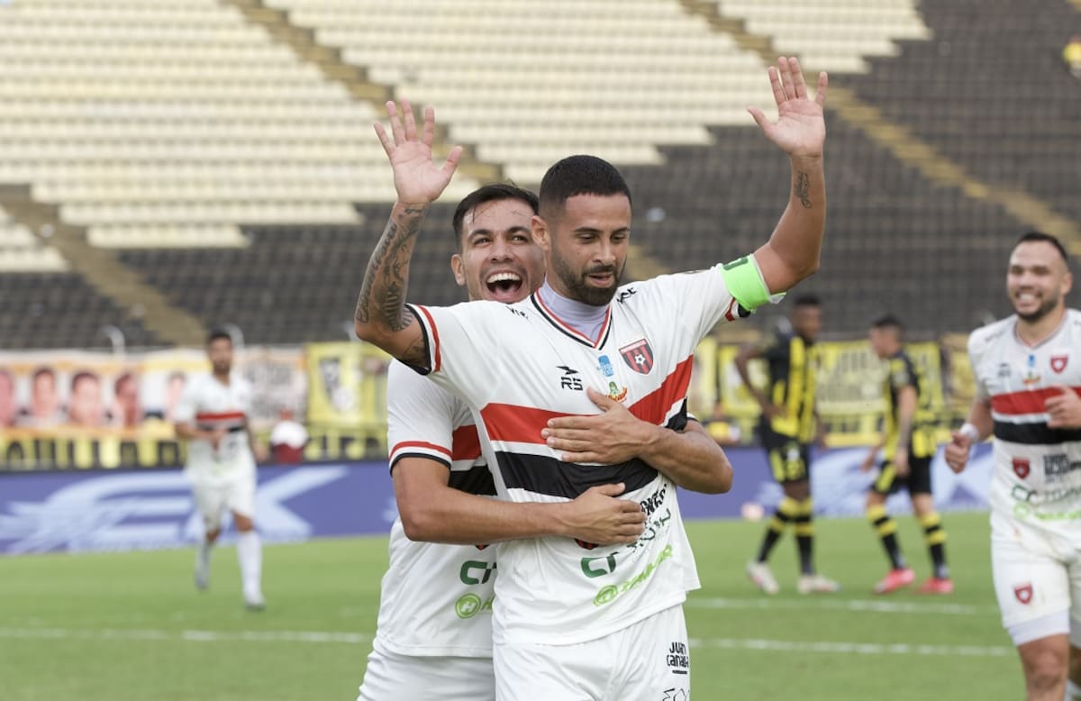 Lucas Trejo es jugador del Club Sport Marítimo de La Guaira, y busca a su esposa e hijos, a quienes no ha podido localizar tras los sismos de magnitud 7.2 y 7.5.