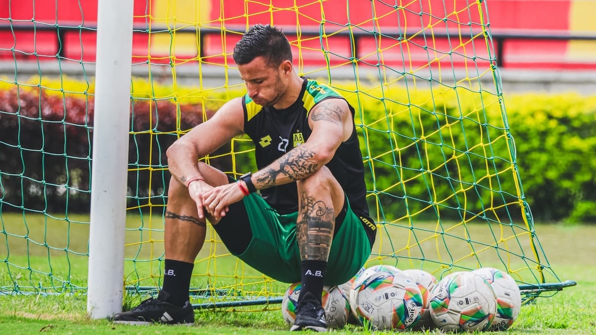 Luciano Pons sufre una molestia física que lo deja al margen de Atlético Bucaramanga. Foto: cortesía Atlético Bucaramanga.