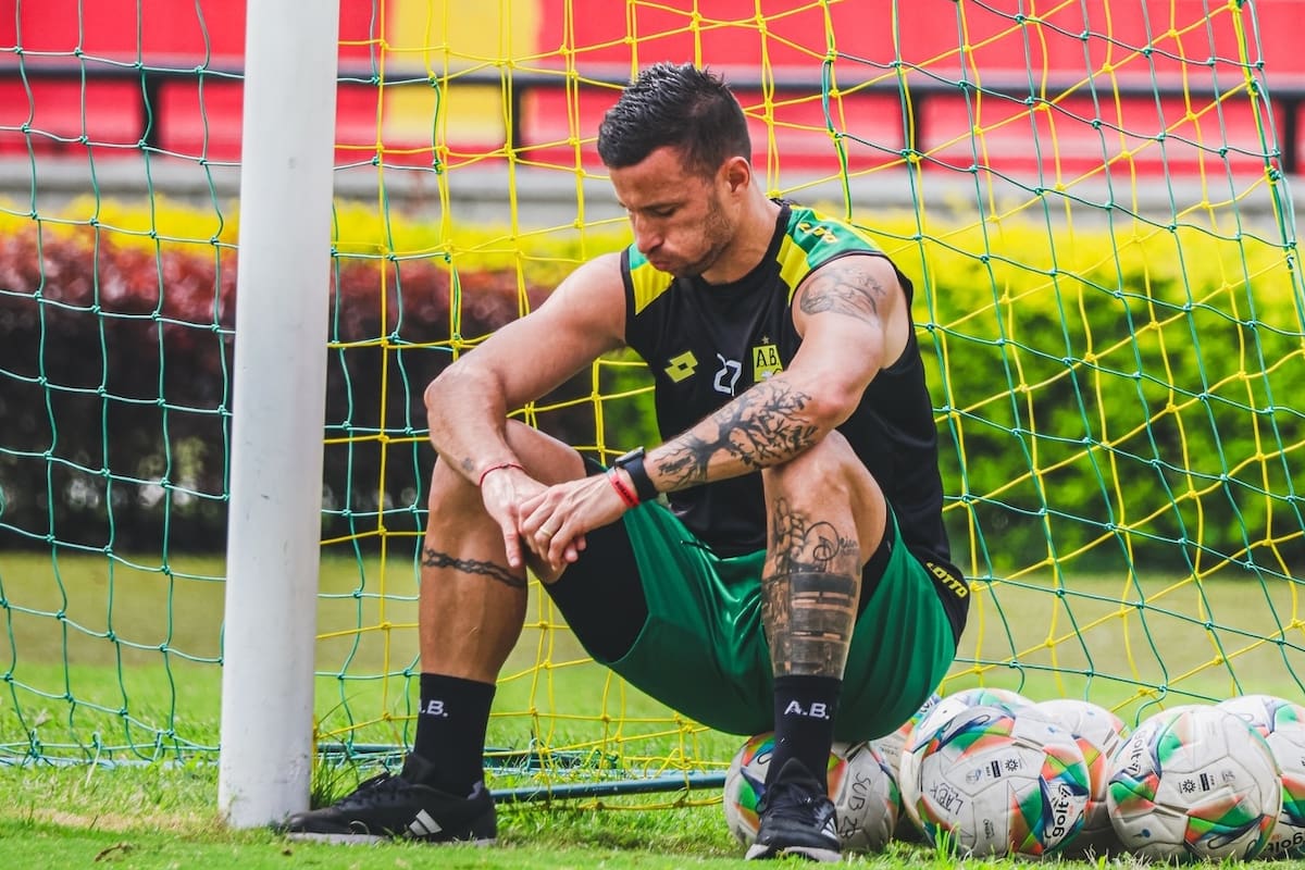 Luciano Pons sufre una molestia física que lo deja al margen de Atlético Bucaramanga. Foto: cortesía Atlético Bucaramanga.