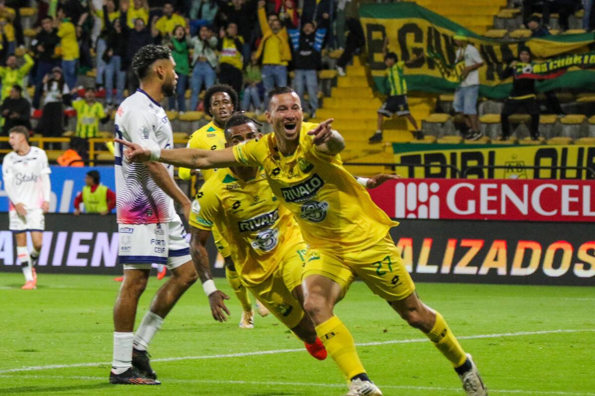Luciano Pons del Atlético Bucaramanga abrió el marcador en el estadio Metropolitano de Techo ante Fortaleza. Foto: Jaime Moreno/Vanguardia.