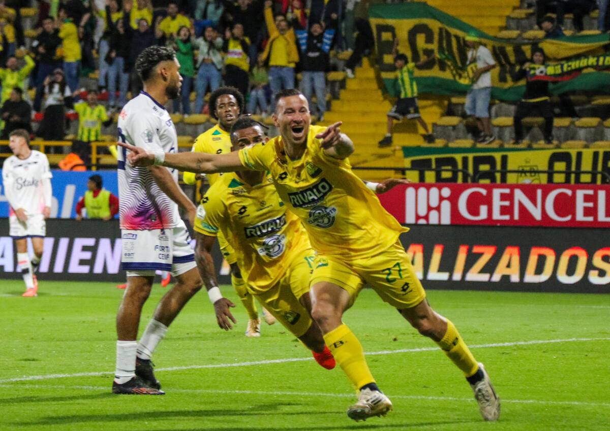 Luciano Pons del Atlético Bucaramanga abrió el marcador en el estadio Metropolitano de Techo ante Fortaleza. Foto: Jaime Moreno/Vanguardia.