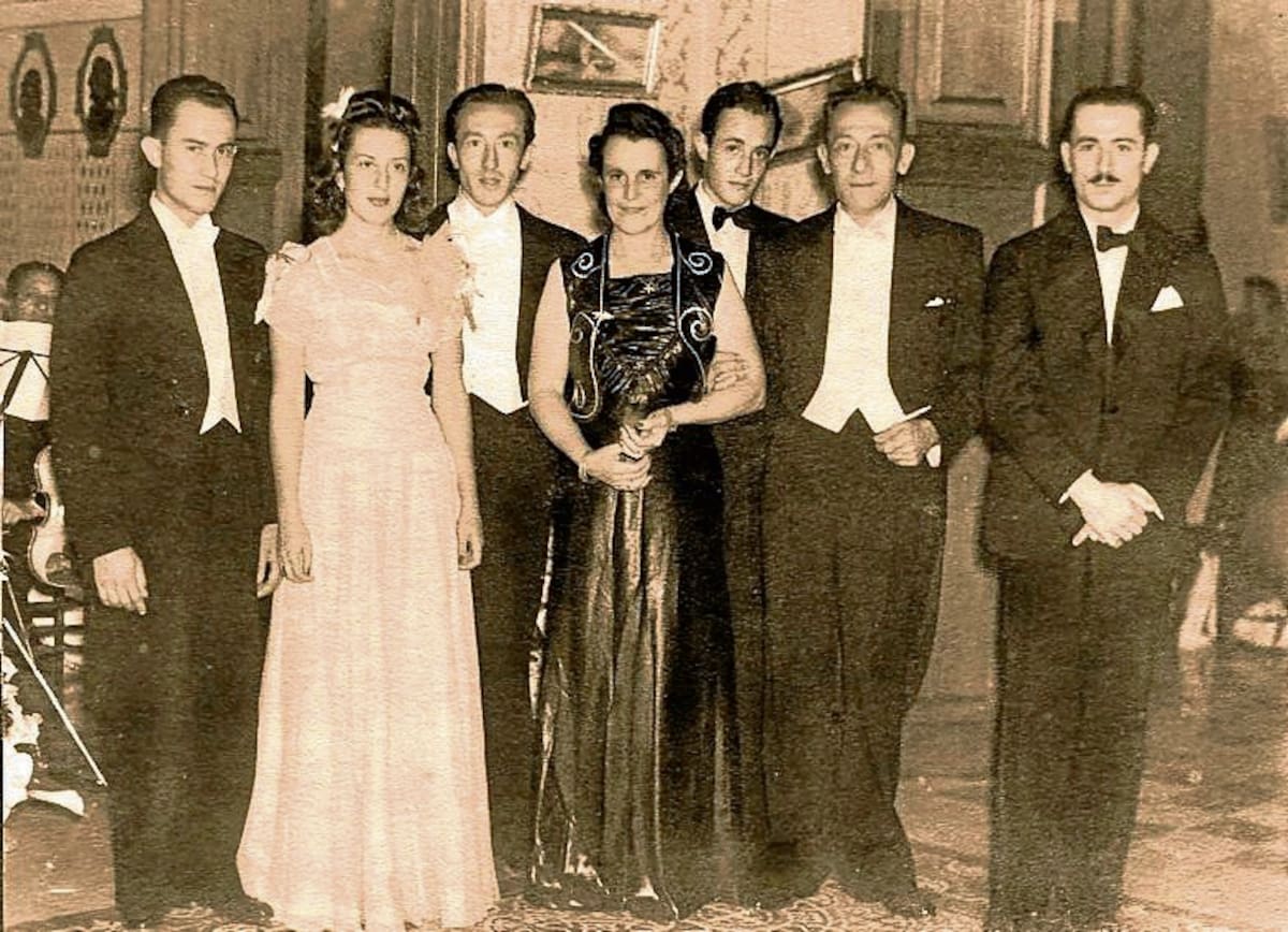 Con sus padres y hermanos en la celebración de los 25 años de casados en su casa en el año de 1943. Foto suministrada/VANGUARDIA