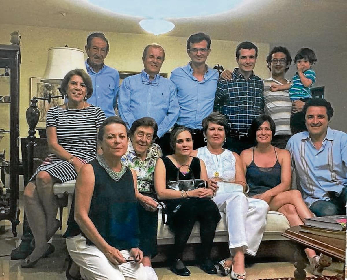 En su casa con sus hijos y nietos. 2014. Foto suministrada/VANGUARDIA