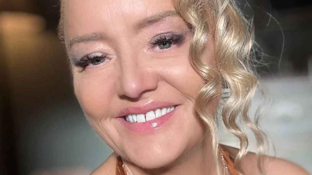 La actriz británica Lucy Davis contó que el cáncer de mama hizo metástasis en sus huesos, incluida la columna, la cadera y las costillas.