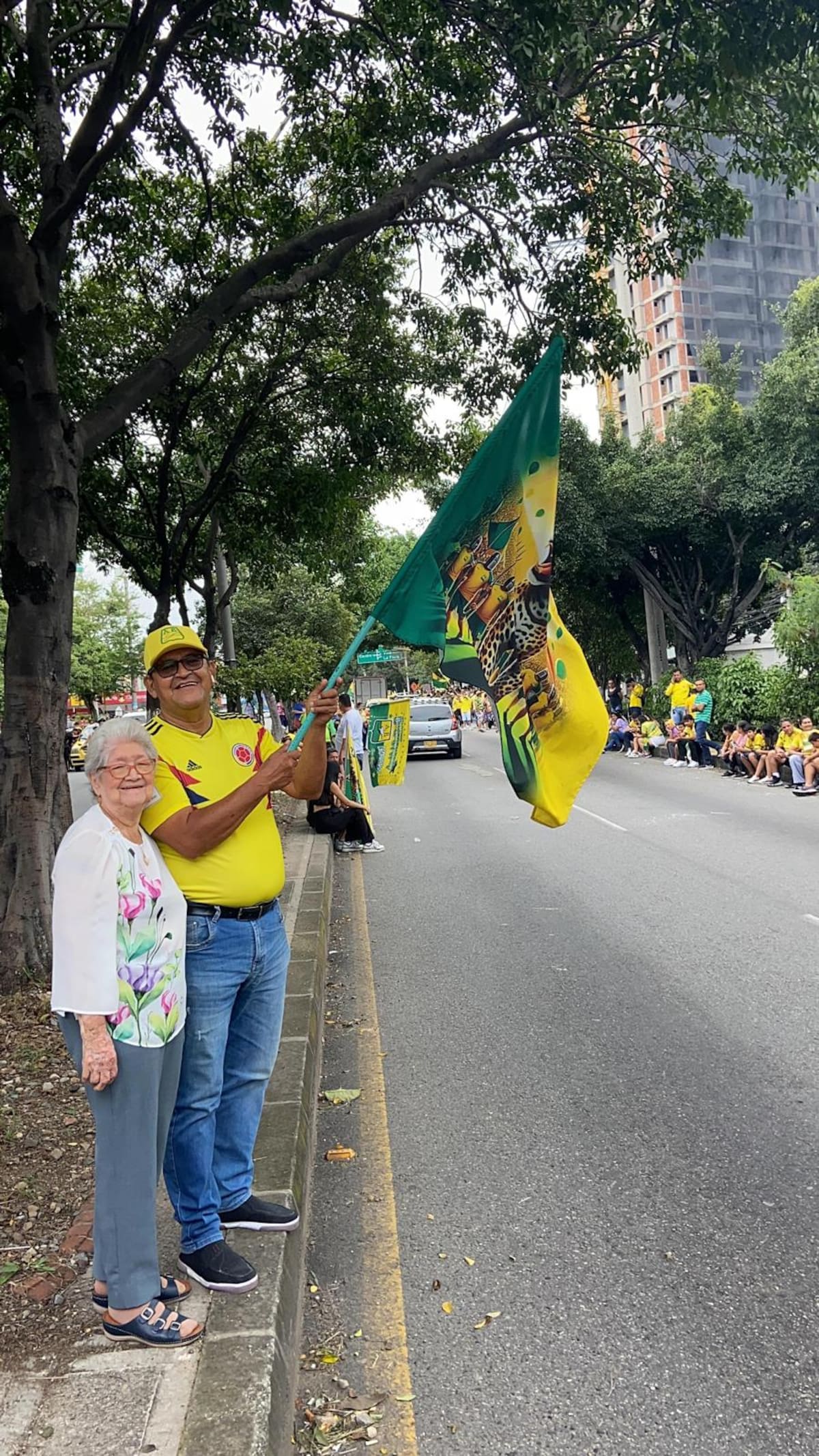 Luis Alejando Martínez Robayo y su mamá, doña Rosa Robayo de Martínez, estuvieron en el recibimiento del Atlético Bucaramanga, aquel 24 de junio de 2024 cuando consiguió la primera estrella. Foto: Suministrada.