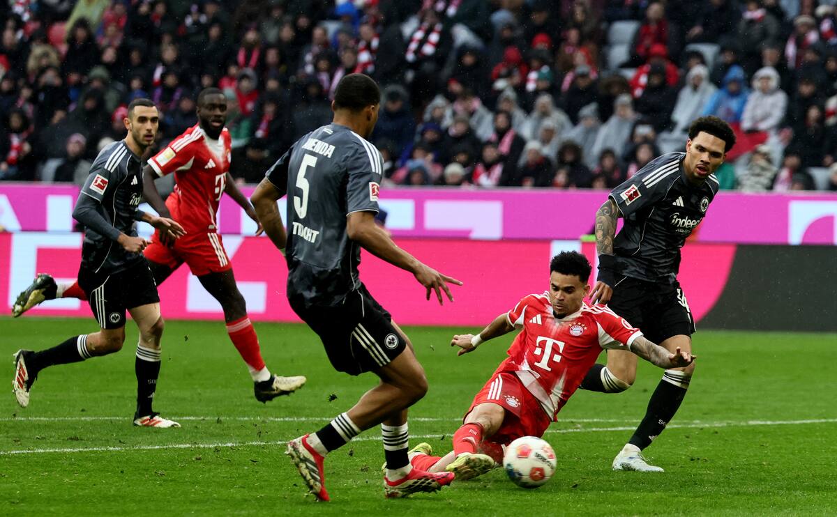 Luis Díaz casi marca un nuevo gol ante Eintracht Frankfurt en la Bundesliga. //Foto, EFE: RONALD WITTEK