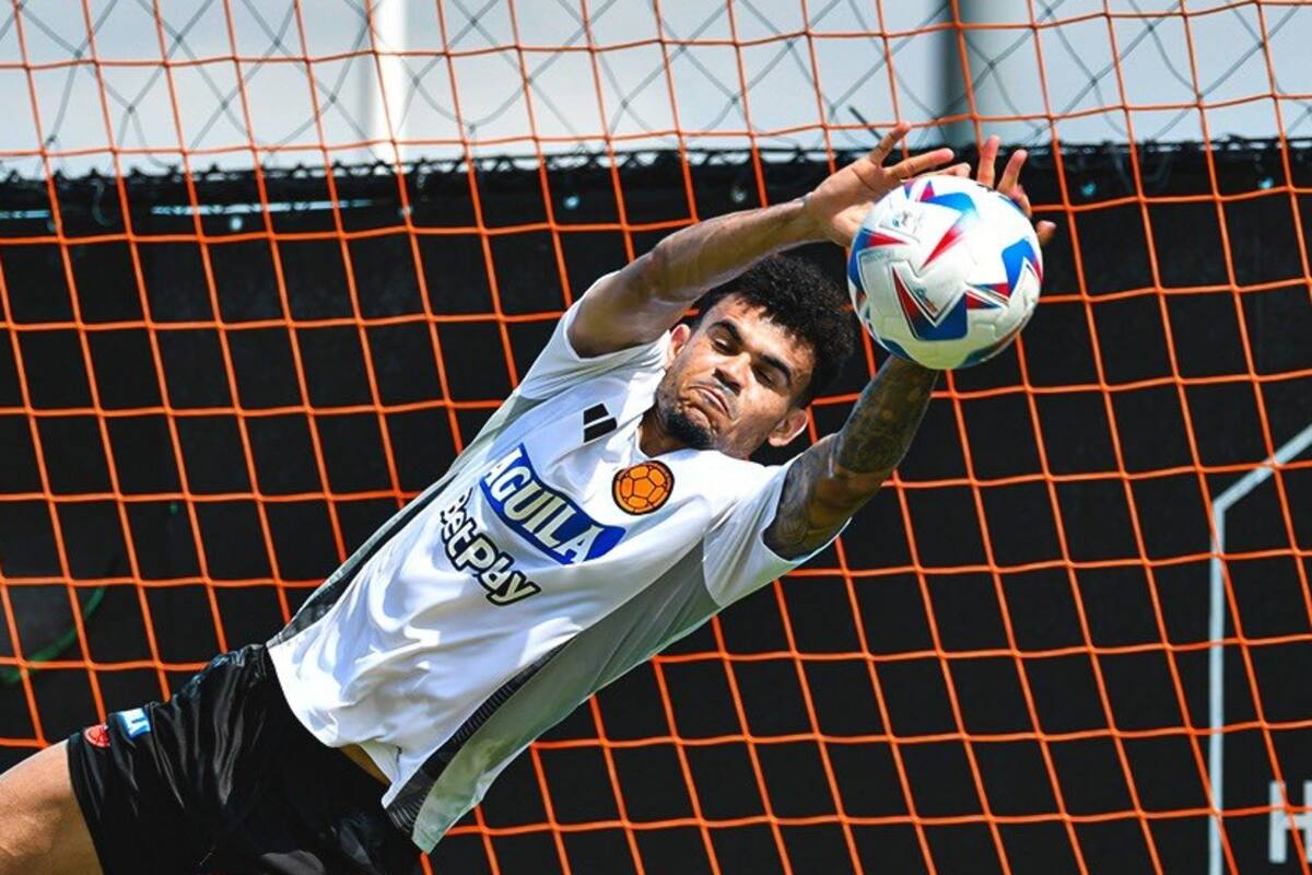 Luis Díaz, en el entrenamiento de la selección Colombia, se animó a atajar. Foto: selección Colombia.