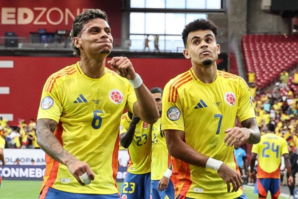 Luis Díaz celebra junto con Richard Ríos una anotación de la selección Colombia.