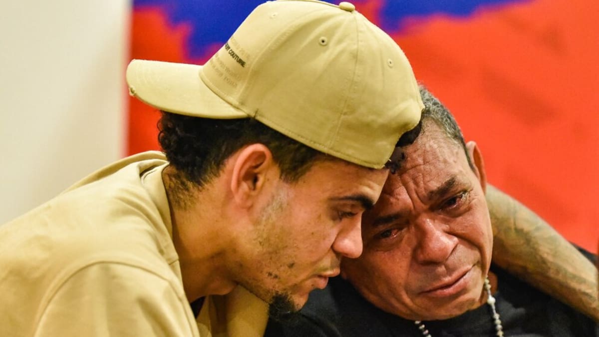 Luis Díaz, junto a su padre Mane Díaz. Foto: FCF.