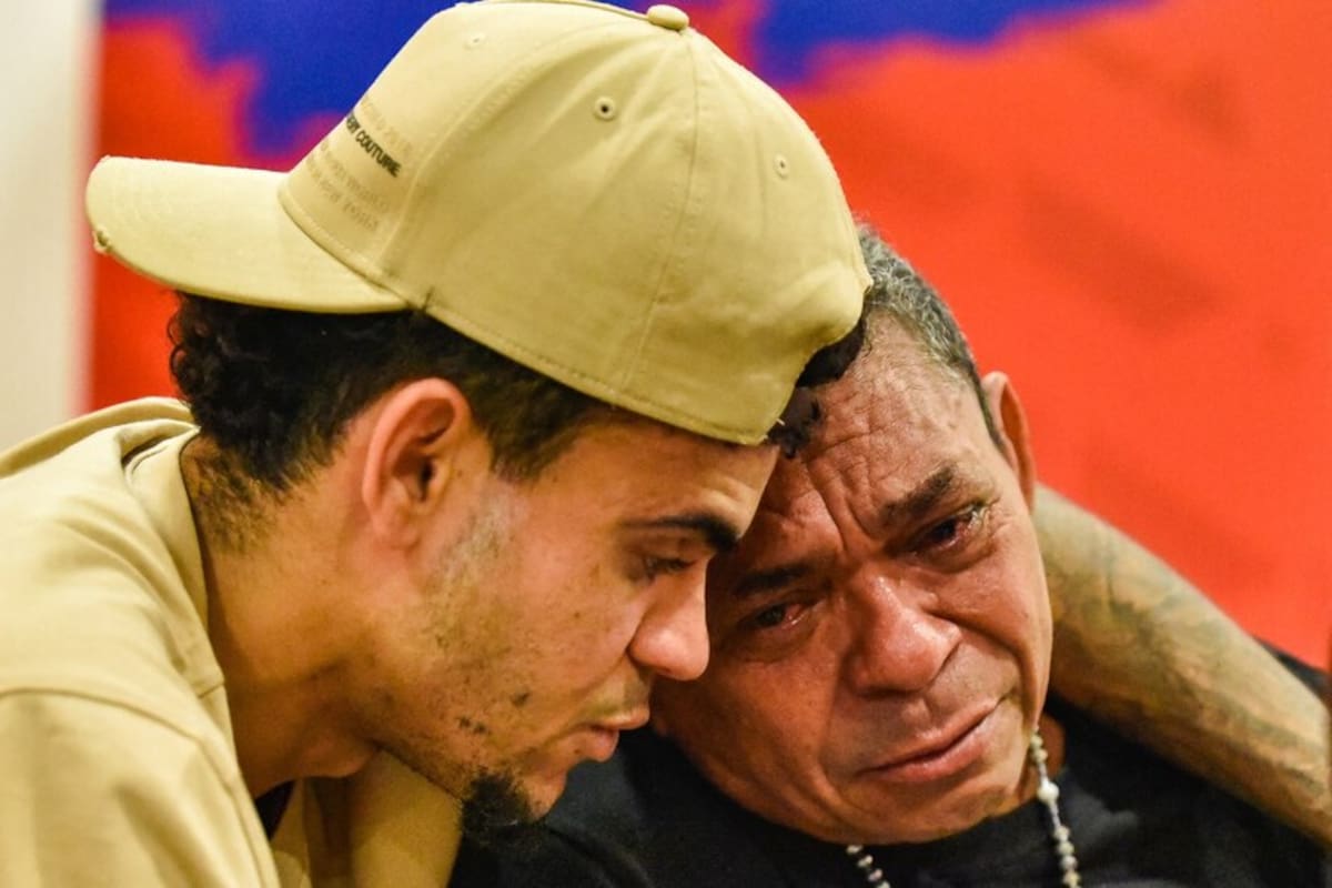 Luis Díaz, junto a su padre Mane Díaz. Foto: FCF.