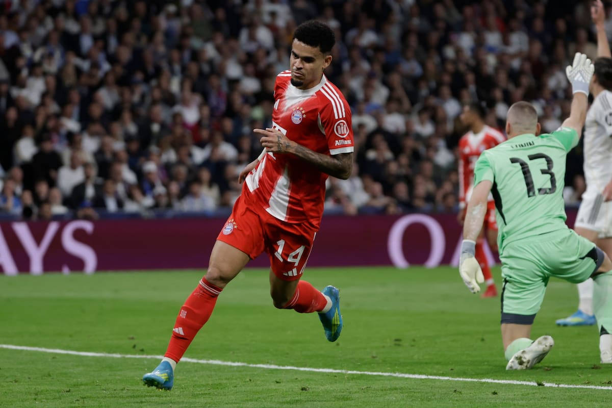 El delantero colombiano del Bayern Munich Luis Díaz celebra tras anotar el primer gol del equipo durante el encuentro correspondiente a la ida de los cuartos de final de la Liga de Campeones que disputaron Real Madrid y Bayern Munich en el estadio Santiago Bernabéu, en Madrid. EFE/Juanjo Martín.
