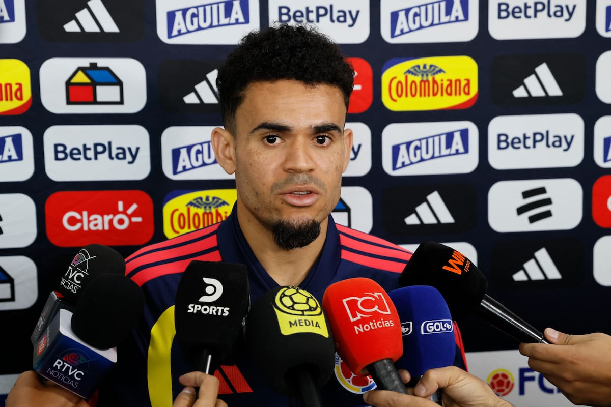 El jugador Luis Díaz habla en una rueda de prensa durante una jornada de entrenamiento de la Selección Colombia en el estadio Metropolitano de Techo en Bogotá (Colombia). EFE/Carlos Ortega
