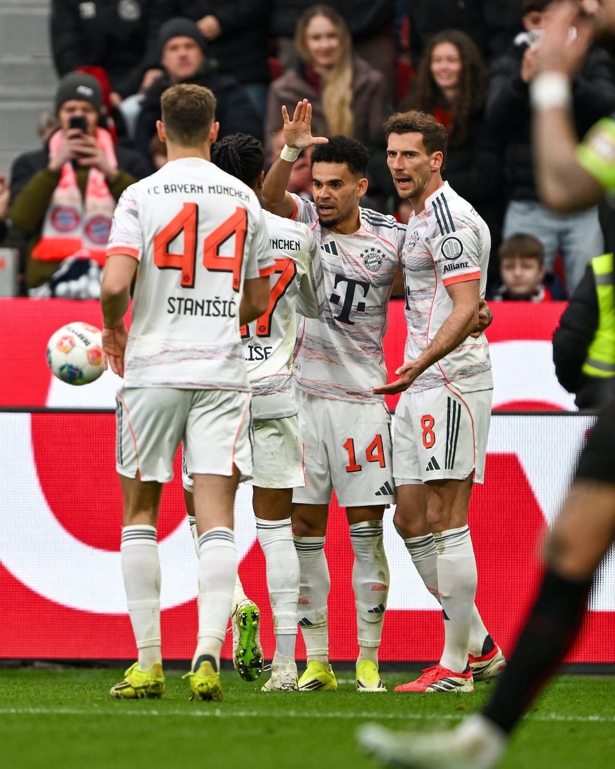Luis Díaz vivió de todo: errores, golazo y expulsión en el empate del Bayern Múnich ante Leverkusen. Foto: Bayern Múnich