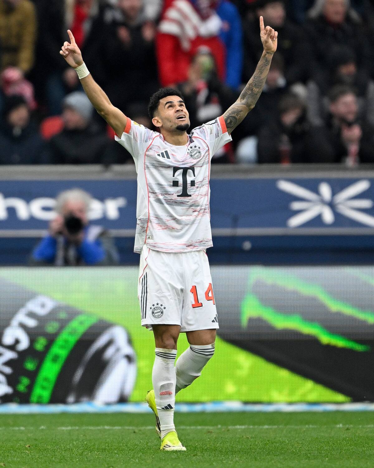 Luis Díaz vivió de todo: errores, golazo y expulsión en el empate del Bayern Múnich ante Leverkusen. Foto: Bayern Múnich.