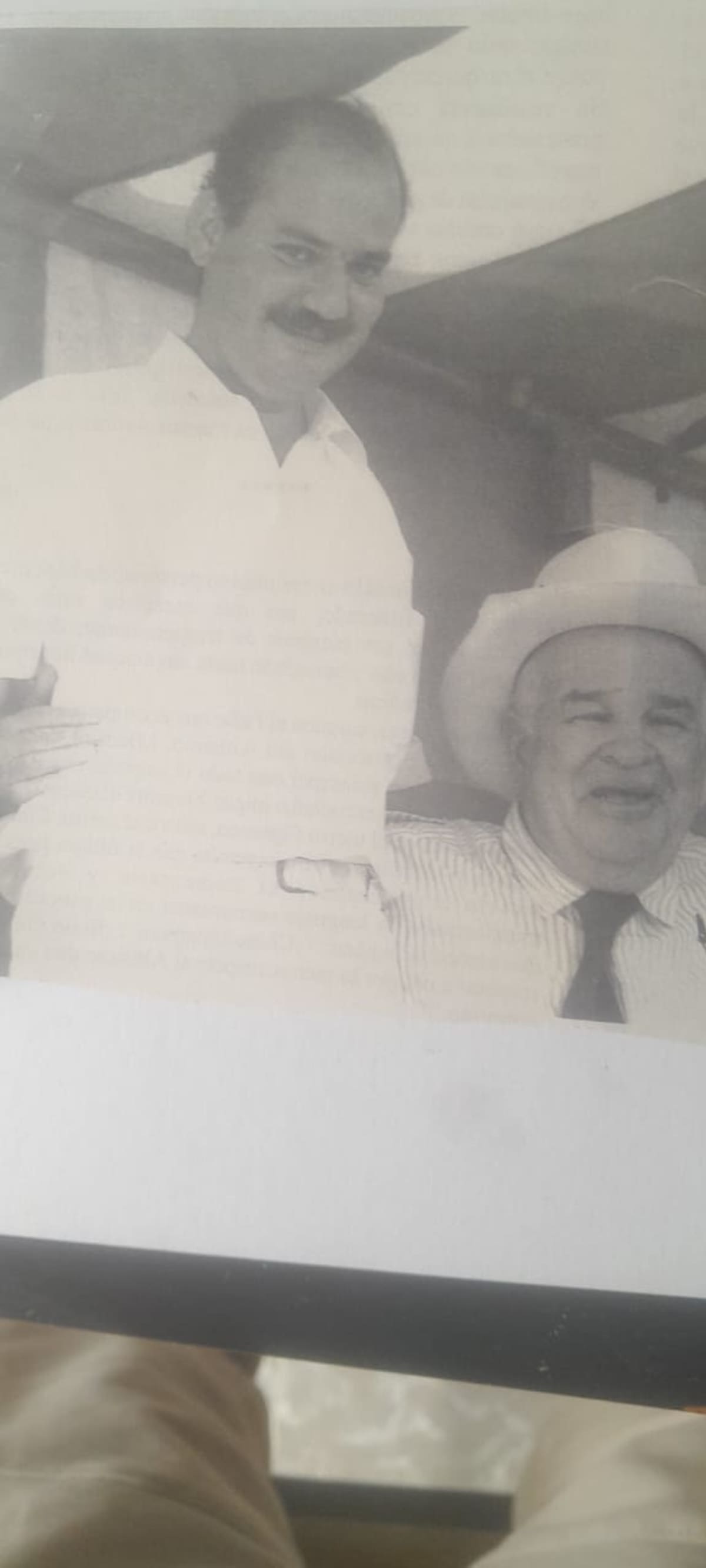 Luis Enrique Figueroa y este servidor en la inauguración de un puente vehicular en Girón. (Foto Holguer López)