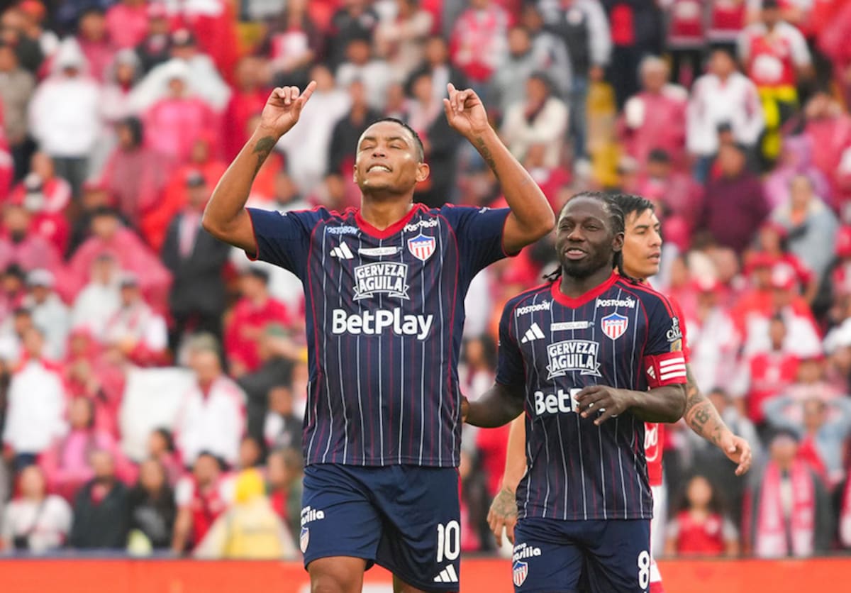 Luis Fernando Muriel y Yimmi Chará festejan el gol marcado por Junio9r ante Independiente Santa Fe, en partido disputado este domingo en Bogotá, por la Liga BetPlay Dimayor.//Cortesía @JuniorClubSA.
